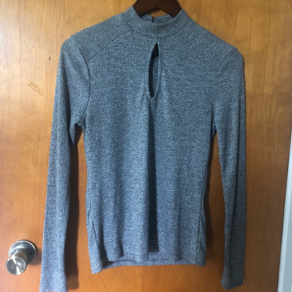 Slim fit ribbed keyhole mock neck